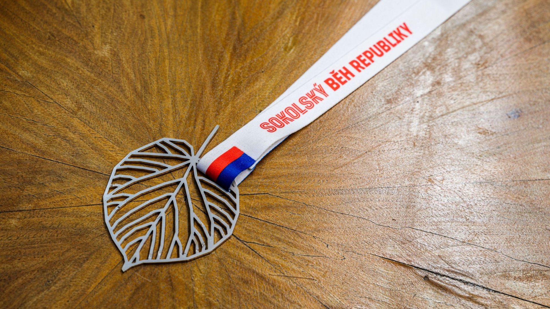 Krása a univerzalita v jednom. Účastníci Sokolského běhu republiky získají originální medaili navrženou Jakubem Flejšarem